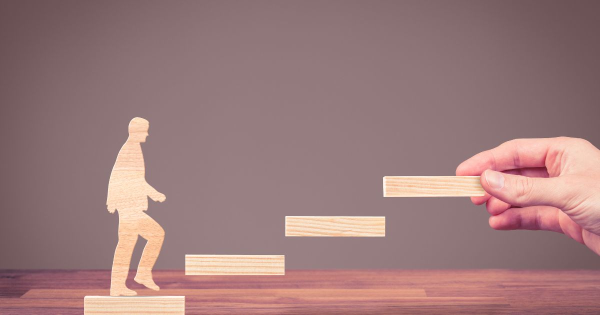 Imagen de un hombre subiendo unas escaleras
