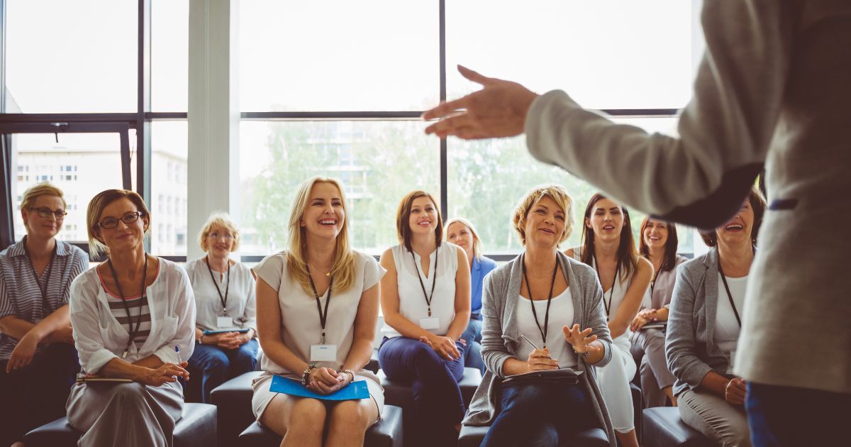 personas felices en una reunión 