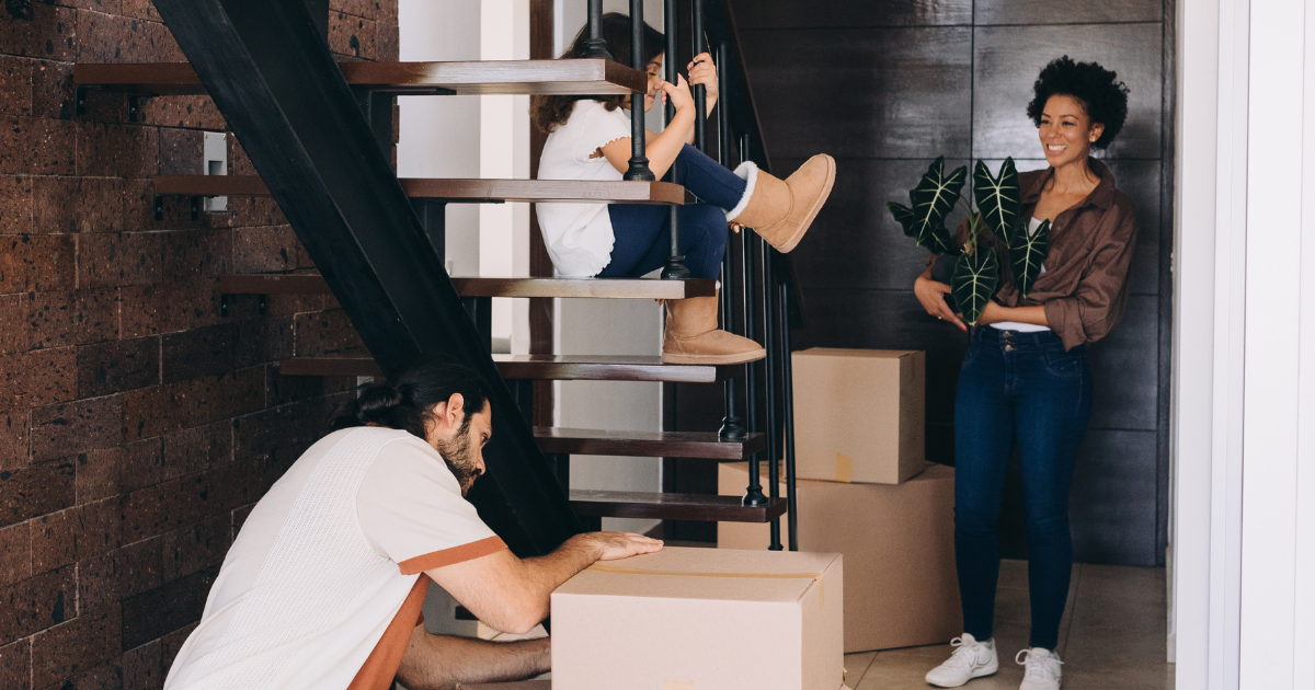 personas abriendo cajas en la mudanza