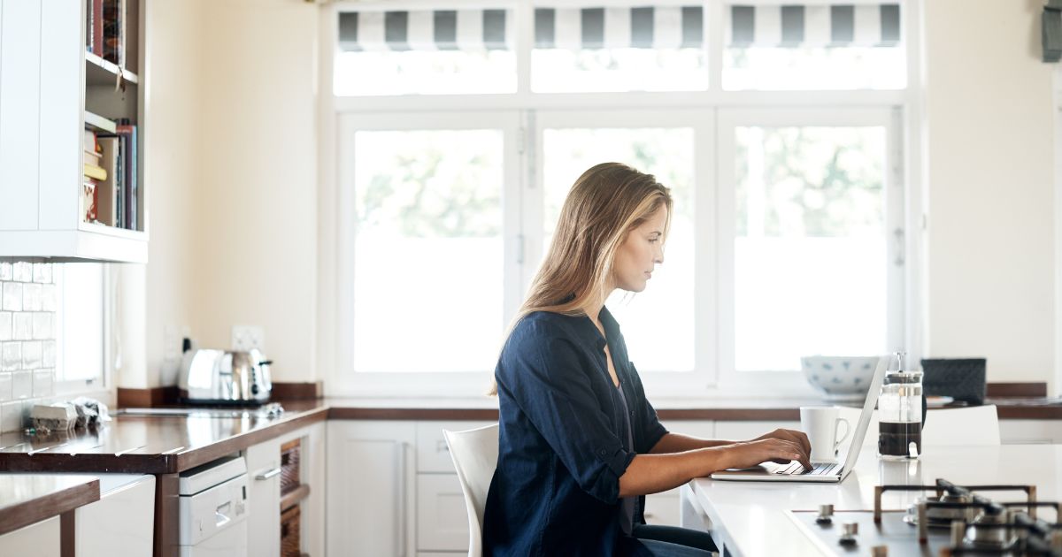Mujer sentada trabajando en su computadora