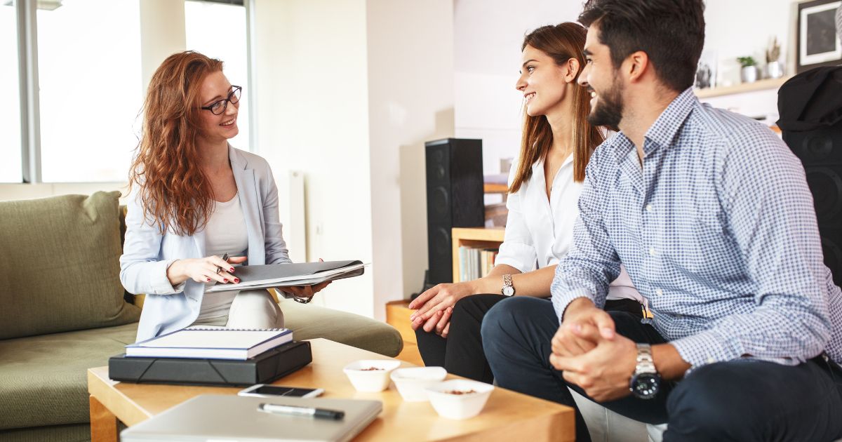 3 personas conversando profesionalmente 