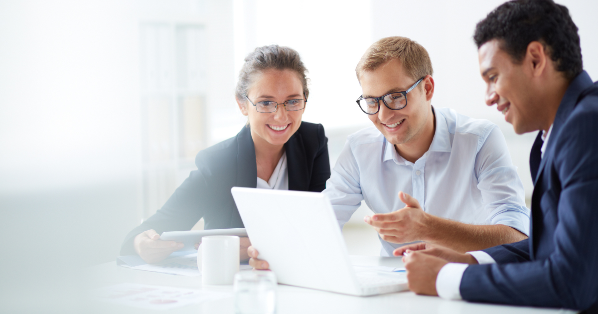 3 personas haciendo networking