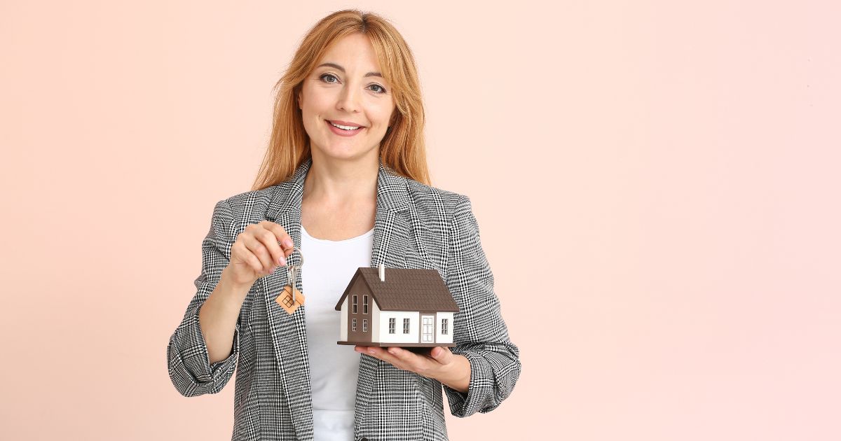 una asesora inmobiliaria con unas llaves en la mano