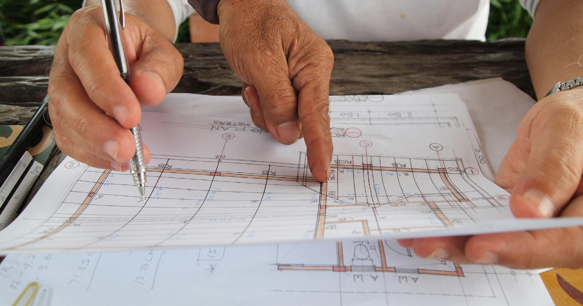 manos apuntando a un plano