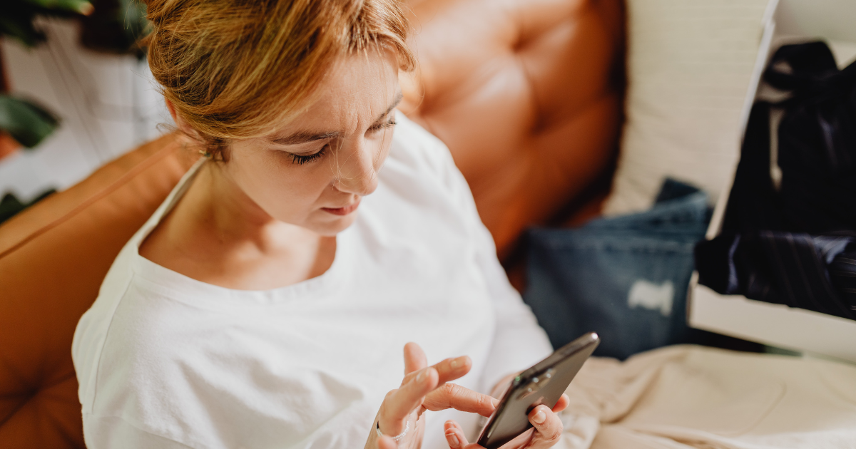 mujer viendo su telefono
