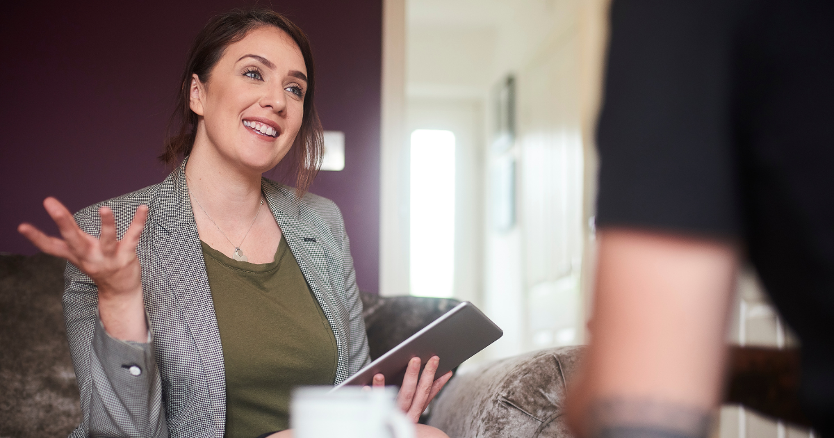 dos personas conversando 