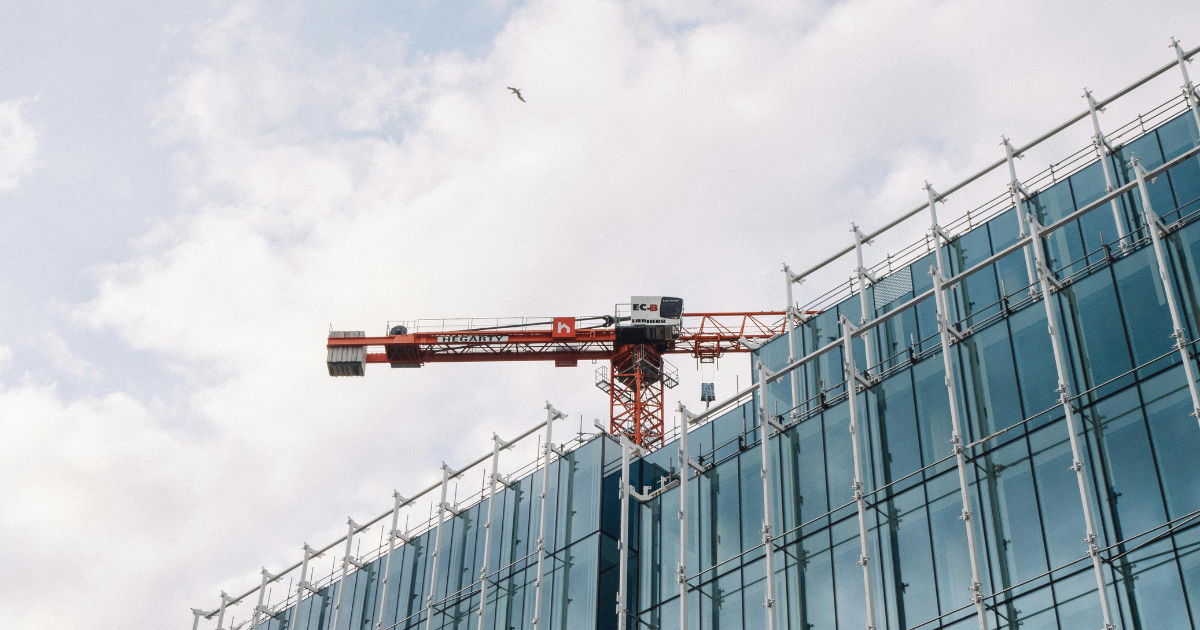 grúa de carga en construcción de edificio