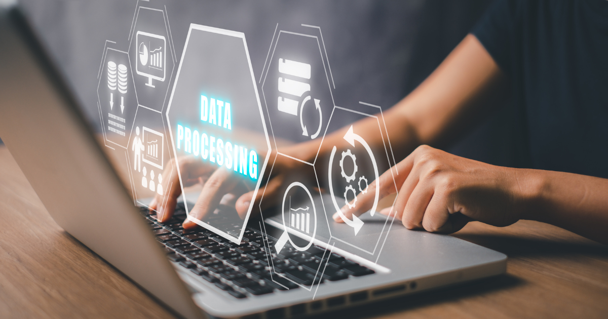 persona manipulando una computadora