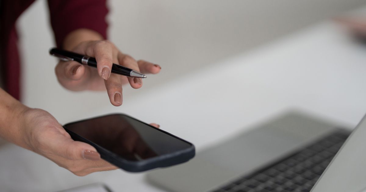 persona usando su celular