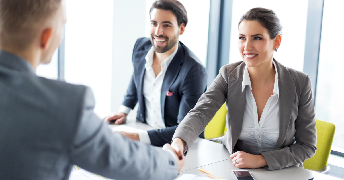 agente inmobiliario teniendo reuniones con clientes