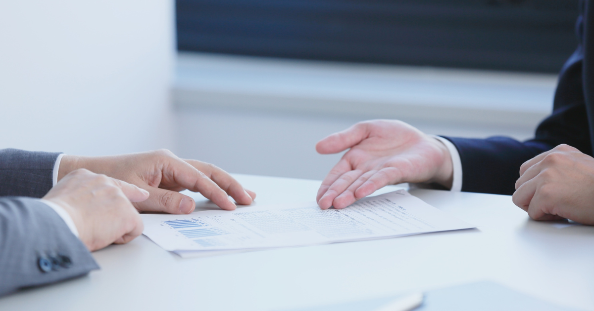 dos personas negociando la venta de una propiedad