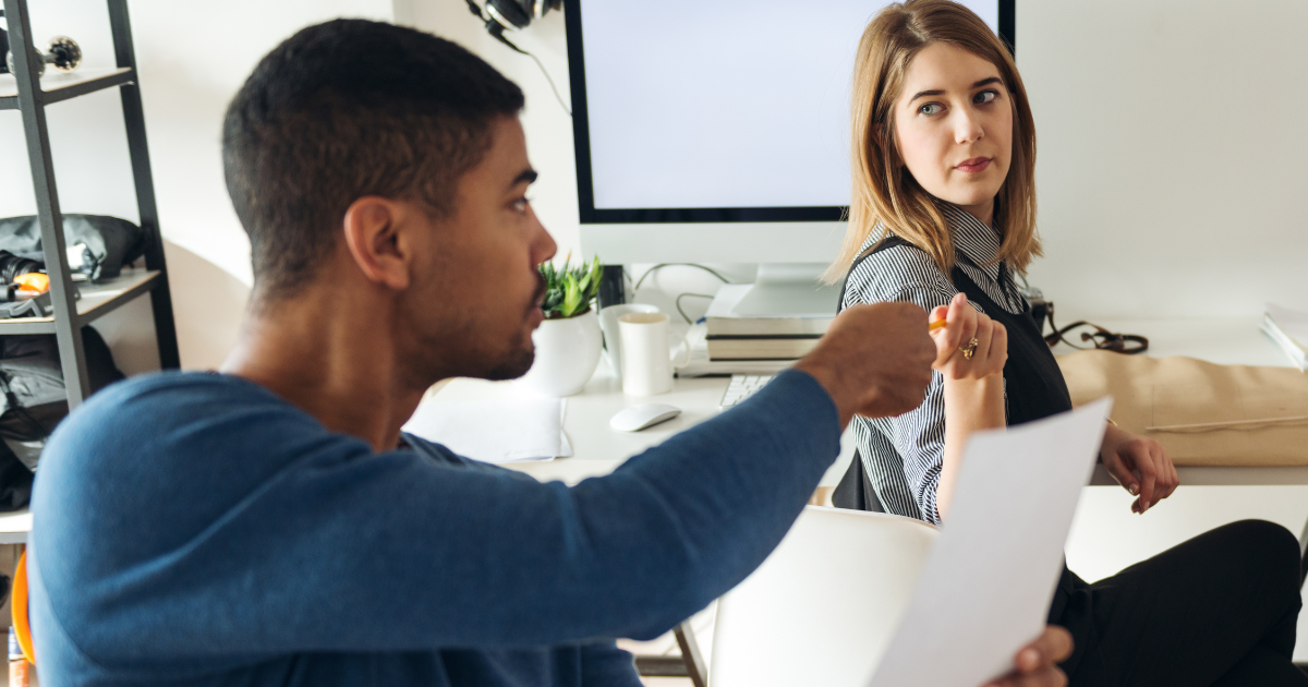 dos personas conversando y entregándole unas llaves