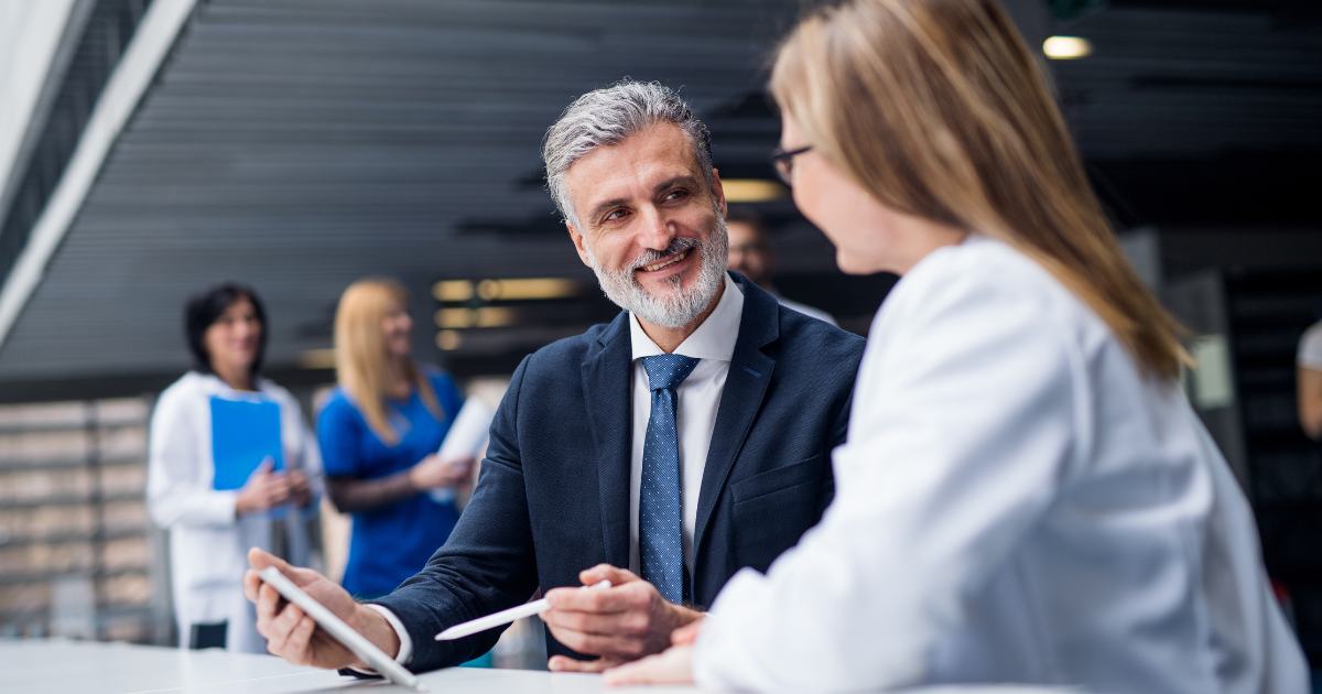 Colegas inmobiliarios conversando