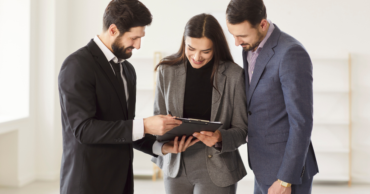 asesor inmobiliario asesorando a sus clientes hombre y mujer